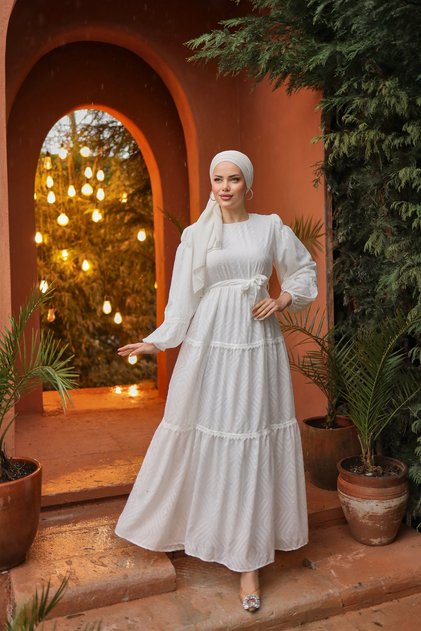 Rochie de damă lungă cu mânecă balon, hijab, cu dantelă cu brâu și decolteu detaliat.