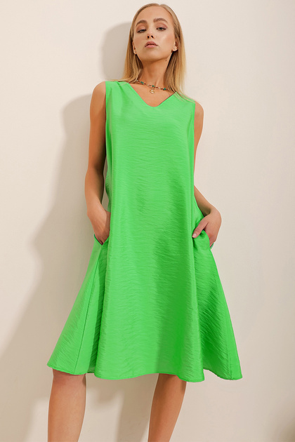 Trend Alaat Stili Women's Green V-Neck Double Pocket Aerobin Woven Dress  ALC-X10341- Trendyol