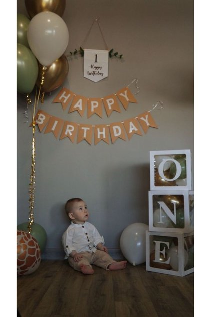 ONE BOX 1 YEAR OLD BIRTHDAY HAPPY BIRTHDAY BANNER GOLD MUBE GREEN WHITE BALLON ONE WHITE BOX