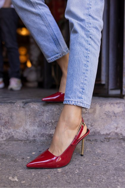 YIVSE WOMEN'S Claret Red Patent Leather Gold Buckle Detail Heeled Shoes
