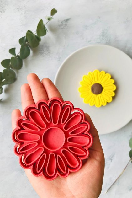 Red Daisy 2-Piece Dough Shaper / Cookie Mold / Mixed Color / Measures 9X9 Cm.