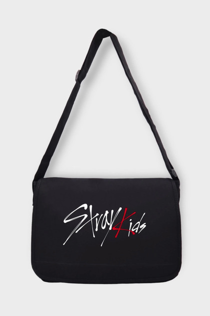 حقيبة ماسنجر مكتوبة باللون الأسود من Stray Kids