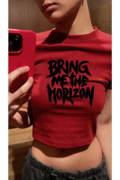 تي شيرت نسائي قصير باللون الأحمر من Bring Me The Horizon Model