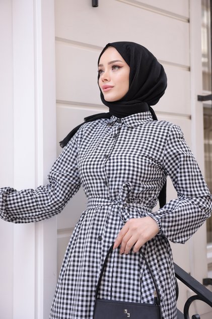 فستان محتشم أسود بأزرار ونقشة مربعة