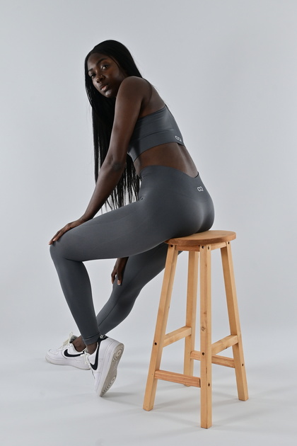 Erkaklar qizga tegishadi