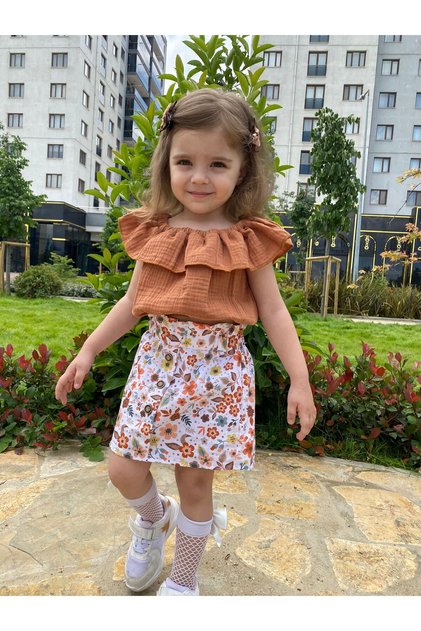 Devojčica, bluza od muslina sa volanima i madona ovratnikom