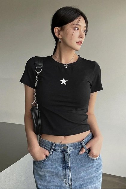 Crop top negru cu detalii stea