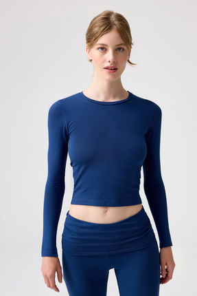 Men noutbukimdagi kamerani yoqdim va qiz dostim bilan jinsiy aloqani tasvirga oldim. Chiroyli qiz bilan oq tizzada jinsiy aloqa