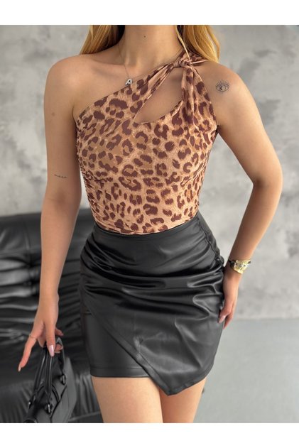 Women's Leopard Patterned Shoulder Twisted Crop Blouse