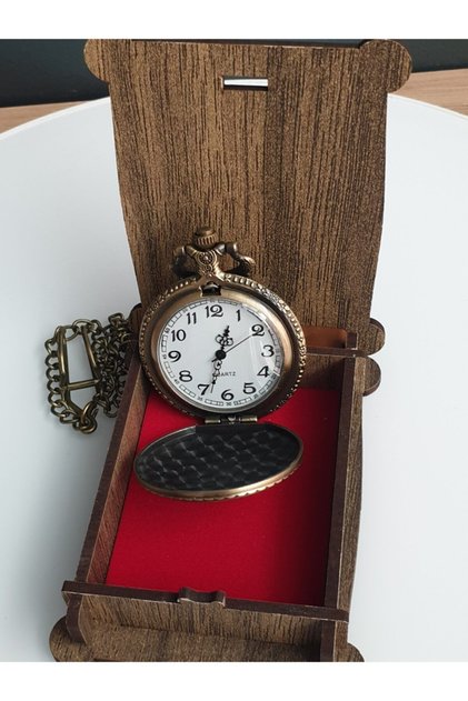 Luxury Chain Clock with Crescent and Star Pattern