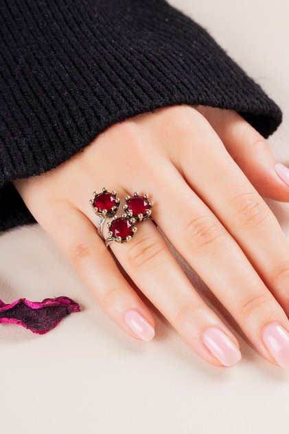 Söğütlü Serisi Kadın Kök Yakut Taşlı Çiçek Modelli Otantik Gümüş Yüzük