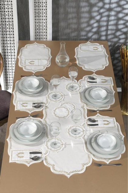 Engagement Linen Embroidered American Service Set 19 Pieces Gold