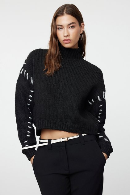 Schwarzer, weicher, strukturierter Crop-Strickpullover mit Fadendetail TWOAW24KZ00633