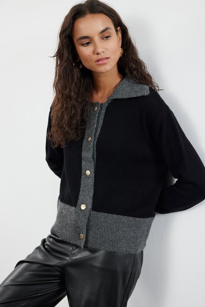 Anthrazitfarbene, weich strukturierte, farbblockierte Strickjacke TWOAW25HI00225