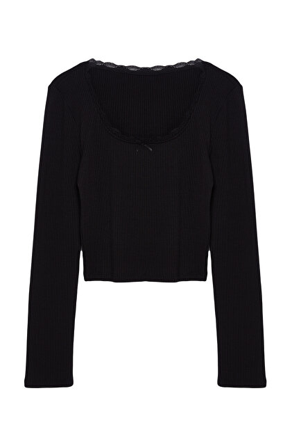 Trendyolmilla Siyah Kare Yaka Dantel Detaylı Crop/Kısa Örme Bluz