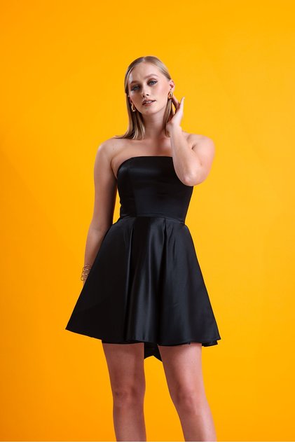 Siyah Straplez Mini Elbise Fiyonklu