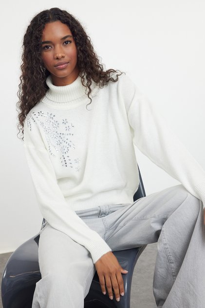 Ecru Weicher, strukturierter Rollkragenpullover mit Steindetails TWOAW24KZ00188