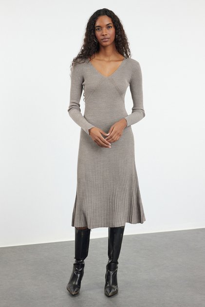 Beigefarbenes Midi-Strickkleid mit Rüschen am Saum TWOAW25EL00055