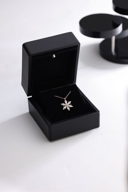 925 Ayar Gümüş Işıklı Kutuda Beyaz Taşlı Lotus Kamelya Çiçeği Kolye