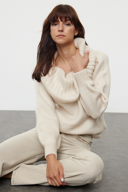 Stone Wide Fit Strickpullover mit weicher Textur und Dekolleté-Ausschnitt TWOAW25KZ00052
