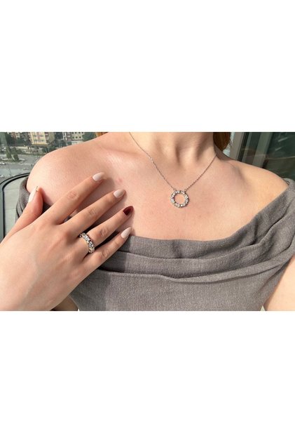 قلادة XOXO بحلقة من حجر الزركون