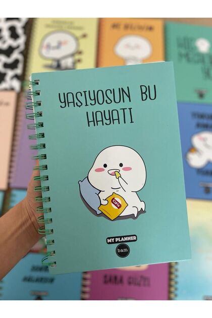 Yaşıyosun Bu Hayatı Tasarımlı Spiralli Sticker'lı Tarihsiz Konuşan Ajanda Haftalık Planlayıcı Defter