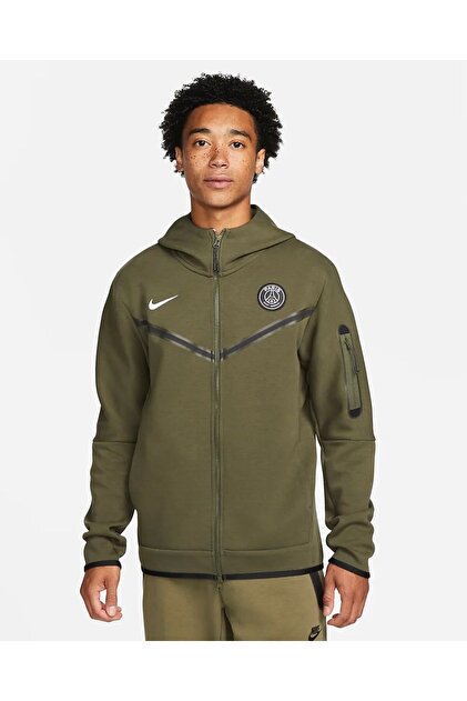 paris nike tech