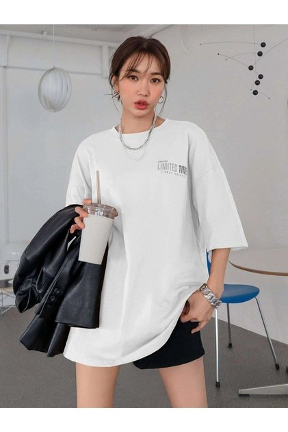 Dámske biele oversize tričko s časovo obmedzenou potlačou