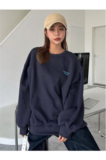 Women's Navy Blue Staggertly Printed Crew Neck Sweatshirt