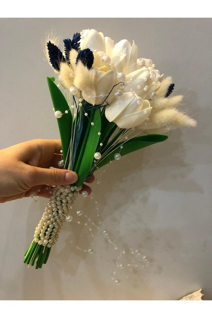 Beyaz mavi gelin çiçeği, incili gelin çiçeği,ıslak beyaz lale mavi nişan buketi