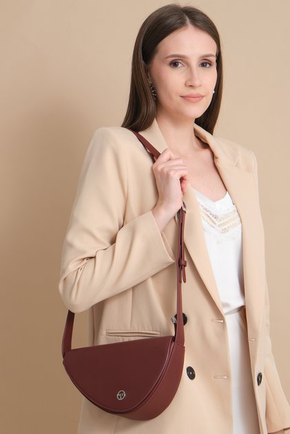 Doha Women's Burgundy Shoulder Bag with Magnetic Cover, Large Internal Compartment and Adjustable Strap