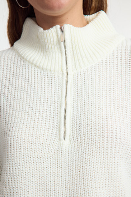 Trendyolmilla Ekru Süper Crop Fermuarlı Triko Kazak TWOAW24KZ00527