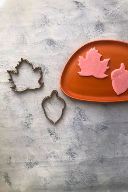 2-Piece Frame Mold Leaf and Oak Dough Shaper / Cookie, Ceramic- Mixed Color
