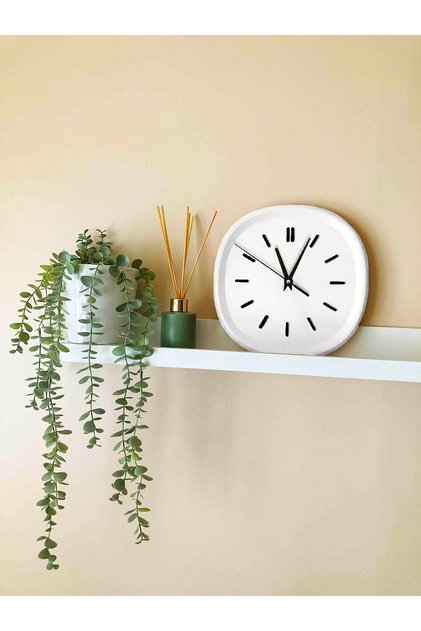 Beyaz Dekoratif Tasarımlı Renkli Kare Duvar Saati Polyester Döküm Beyaz 26cm Kare Geometrik Pilli