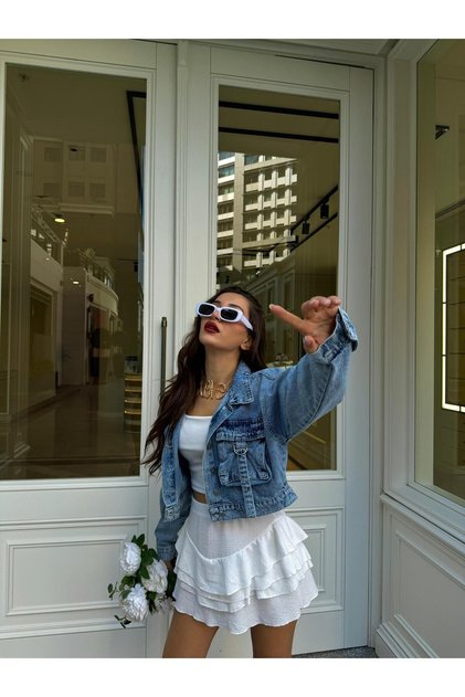 سترة نسائية من الدنيم ذات حجم كبير ومزودة بجيب