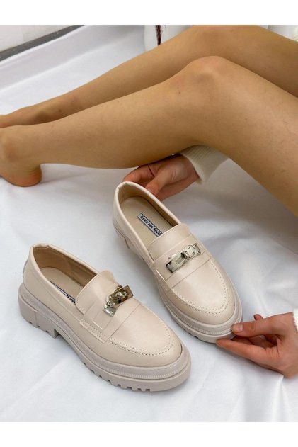 Γυναικείο Loafer σε μπεζ χρώμα με λεπτομέρεια αγκράφας αλυσίδας