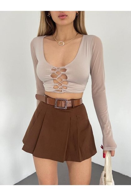 Fustă mini plisată cu pantaloni scurți și curea, damă