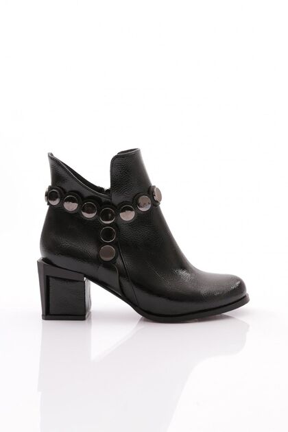 Botine cu toc pentru femei 810-22k, cu detaliu cu cataramă, negru lac