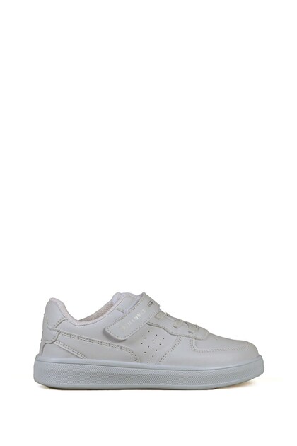 أحذية أطفال بيضاء
