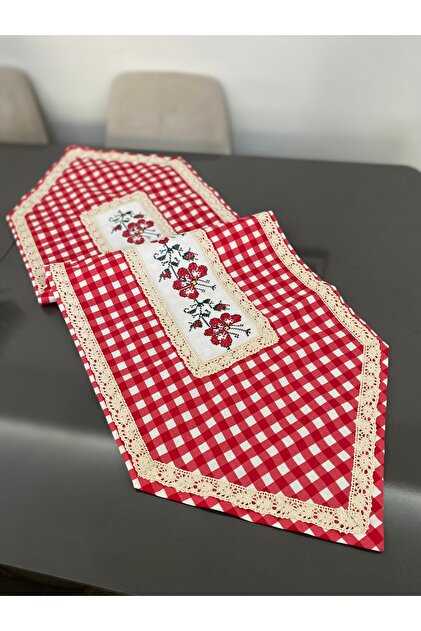 Kırmızı Pötikare Kanaviçe İşlemeli İşlengeli Runner ( işlemeler değişmektedir )