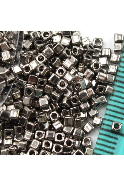 Kvadratna perla 1,8 mm Br: 25