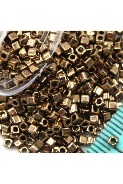 Mărgele pătrate 1,8 mm Nr.: 9