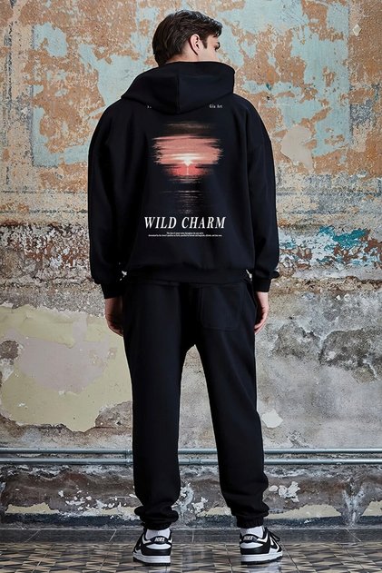 Unisex Oversize Sweatshirt Hoodie Wild Charm Printed Black – Hooded, Kangaroo Pocket, 3 Strands