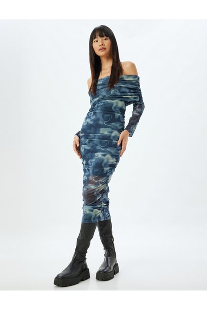 Rochie din tul cu umăr dezactivat, guler Madonna, lungime midi, drapată, slim fit, cu mânecă lungă cu imprimeu abstract
