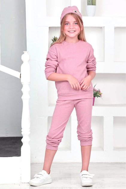 Girl's 3-piece set with a hat, slightly raised, ribbed knit.