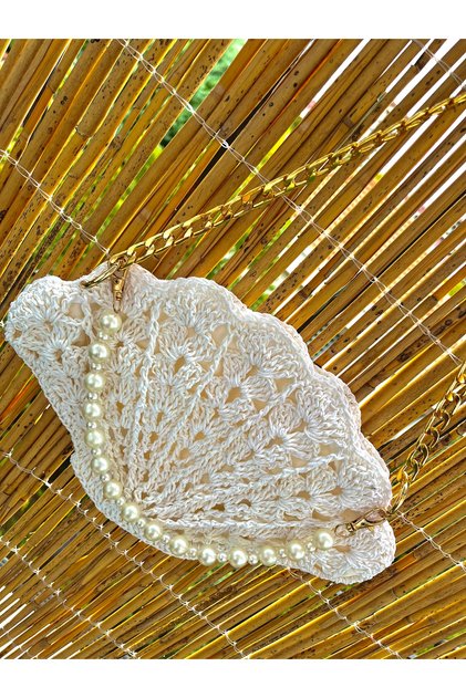 White Mussel Bag with Pearl Necklace Detail / Mussel Bag with Pearl Pendant / Mussel Bag with Pearls