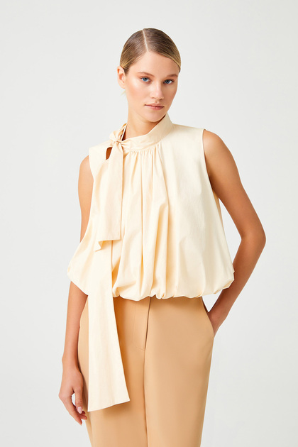 EKRU YAKASI BAĞLAMALI PİLELİ KOLSUZ BLUZ