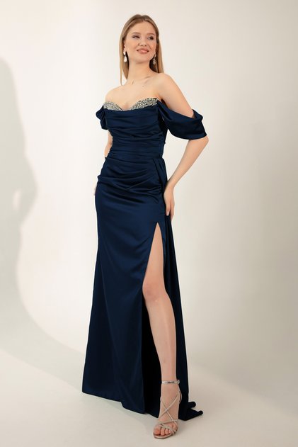 Rochie de seară lungă din satin, albastru bleumarin, cu decolteu barcă, cu fantă