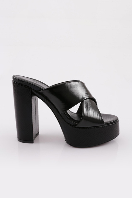 26 Women's Thick Sole Cross Strip Slippers
