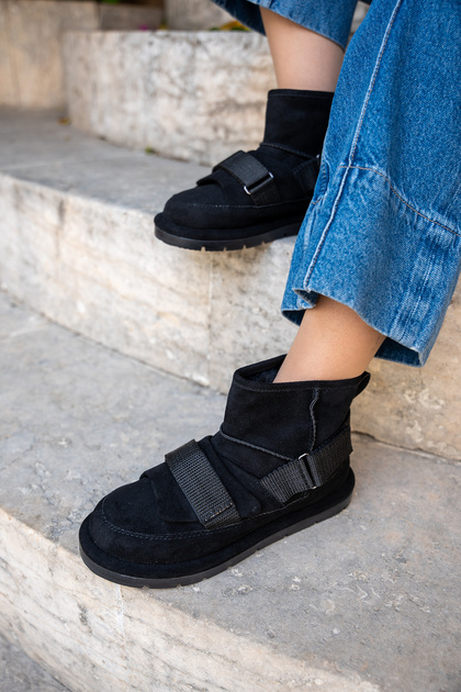 Γυναικείες μπότες Lescar Black Suede με λεπτομέρεια σχεδίασης με γούνα μέσα στη ζώνη